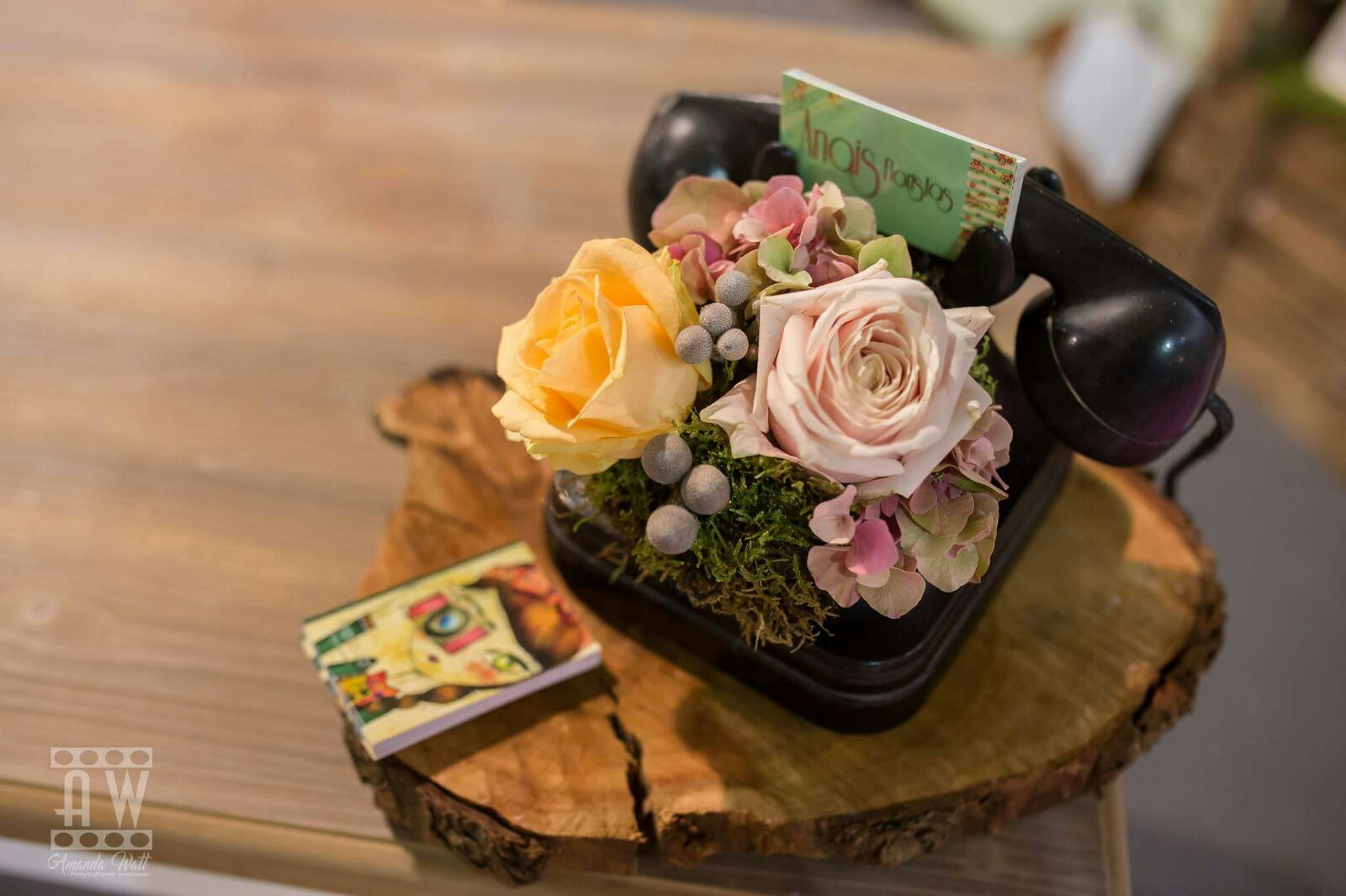 telefono y flores